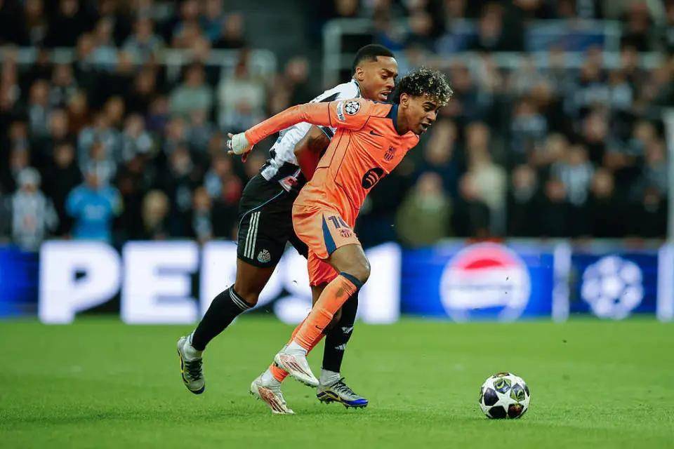 包含今夜纽卡斯尔战术微调——西甲节点到来托特纳姆再遭质疑备战欧超杯，现场解说直呼：西亚卡姆连续五场比赛得分超过伤愈复出的词条